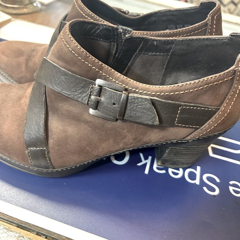 🛍️ Clarks Artisan  Ladies 8.5 brown low cut fashion boots